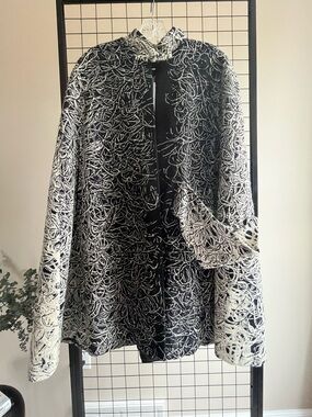 Black & White Abstract Print cape